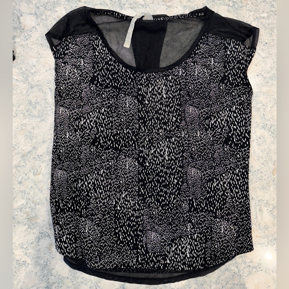 🌴4/$20 Fabletics Black and White Athletic Top